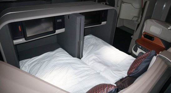 Сиденья 96 D / F могут быть объединены в «двуспальную кровать»