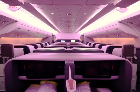 Бизнес-класс на A380 версии 3 занимает оставшуюся часть верхней палубы за каютой люксов и оборудован самым последним сиденьем с плоской кроватью конфигурации «2017 J» 1-2-1, который   мы рассмотрели   в январе 2018 г